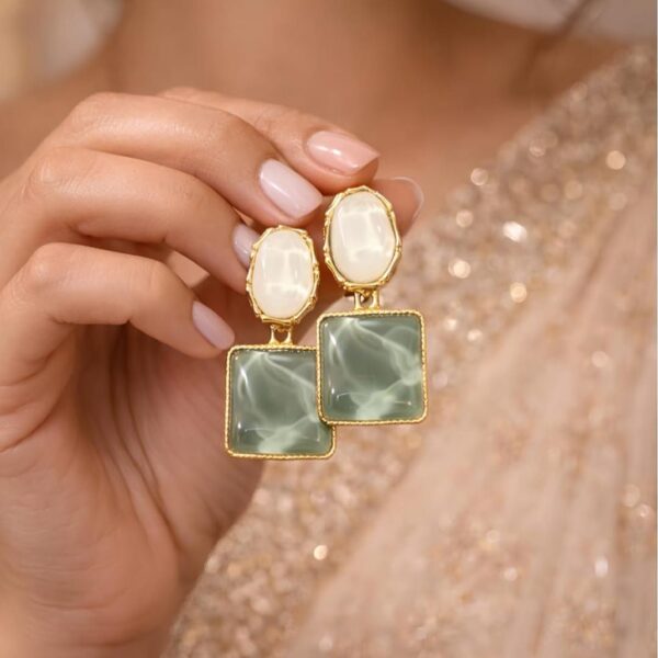 DAZZLING GREEN